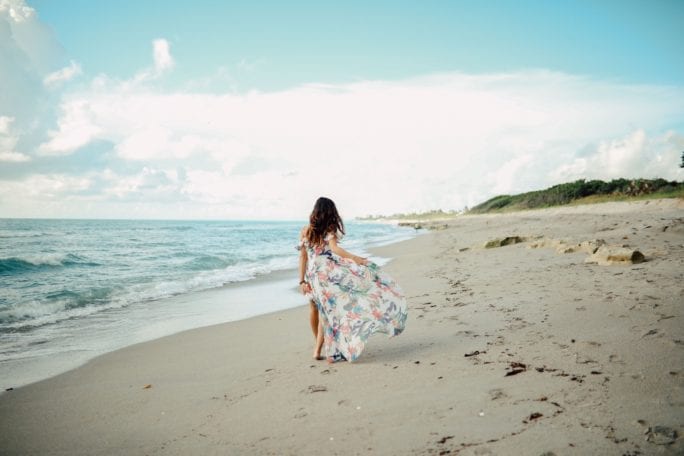 beach photoshoot, what to wear on the beach, what to wear at a photoshoot, ruffle maxi, floral maxi, beach style, summer dresses under $50, beach model, how to model, model poses, beach engagement shoots