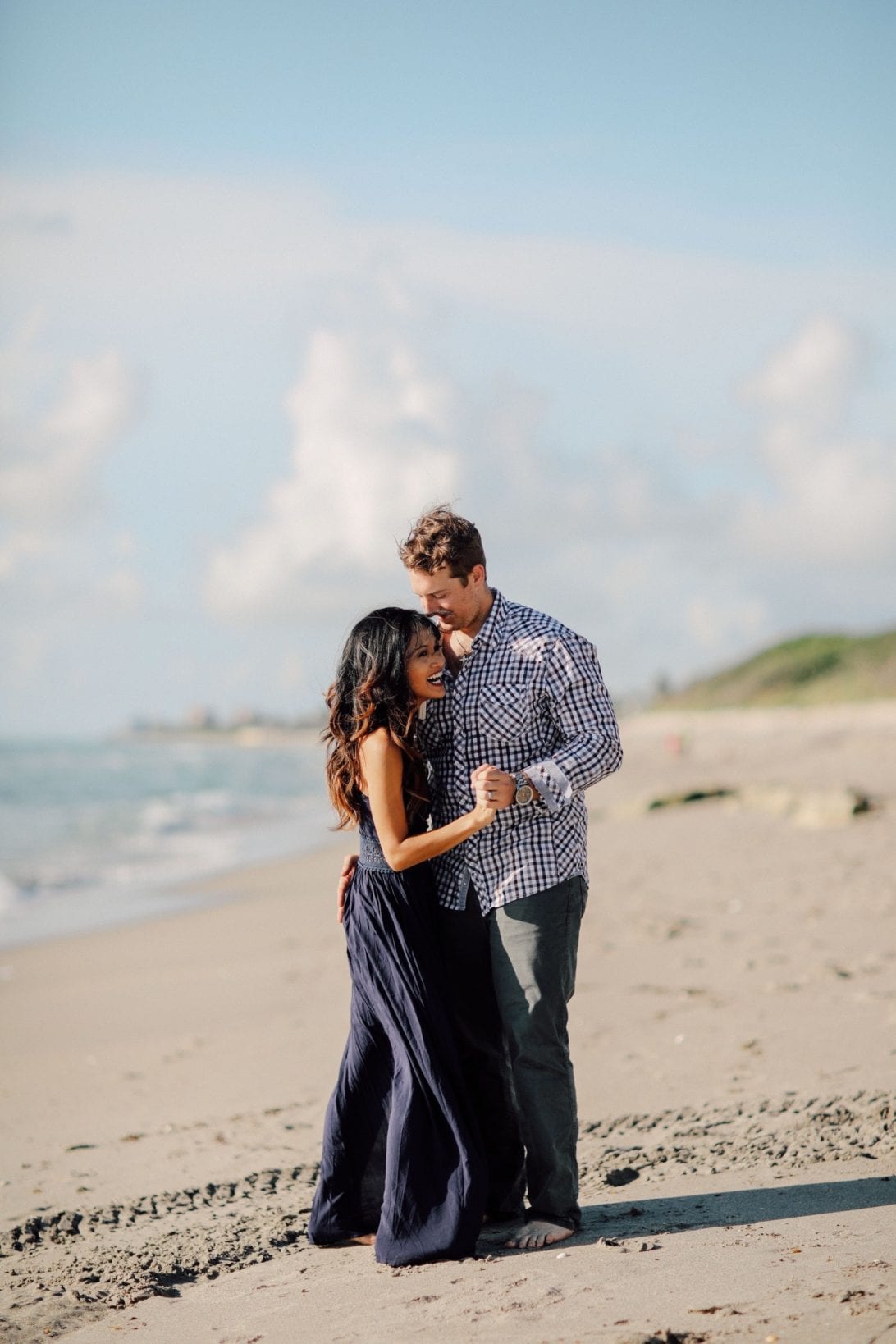 ENGAGEMENT PHOTOS, COUPLE PHOTOS. BEACH PHOTOSHOOT, BEACH ENGAGEMENT, BEACH ANNIVERSARY SHOOT