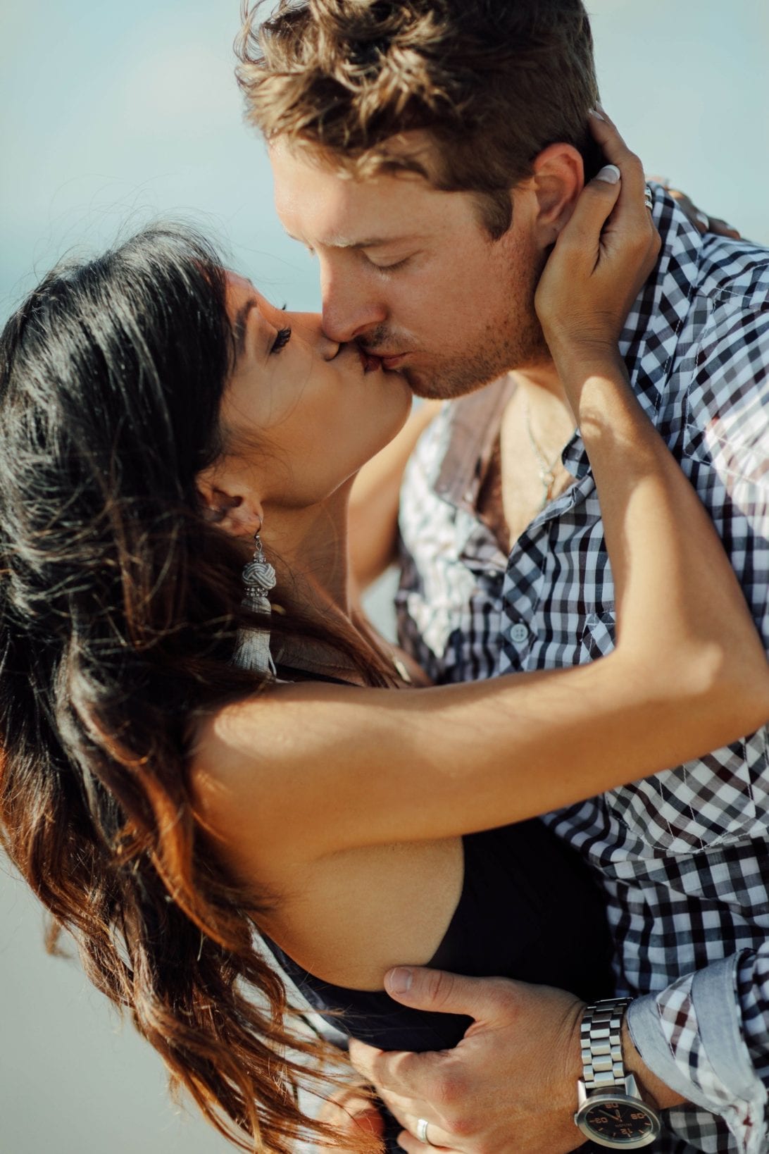 ENGAGEMENT PHOTOS, COUPLE PHOTOS. BEACH PHOTOSHOOT, BEACH ENGAGEMENT, BEACH ANNIVERSARY SHOOT