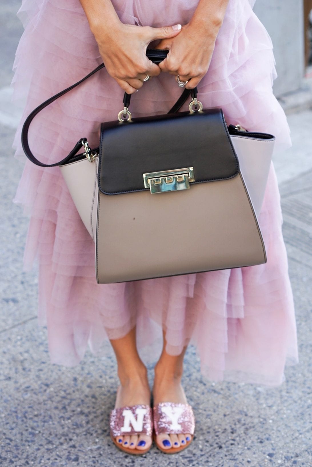 NYC STREET STYLE, New York FASHION WEEK, New York CITY, NYFW 2017, NYFW STREET STYLE, STREET STYLE, FEMINIST, TULLE SKIRT, SEX AND THE CITY OUTFIT, NY GLITTER FLATS, ZAC ZAC POSEN BAG