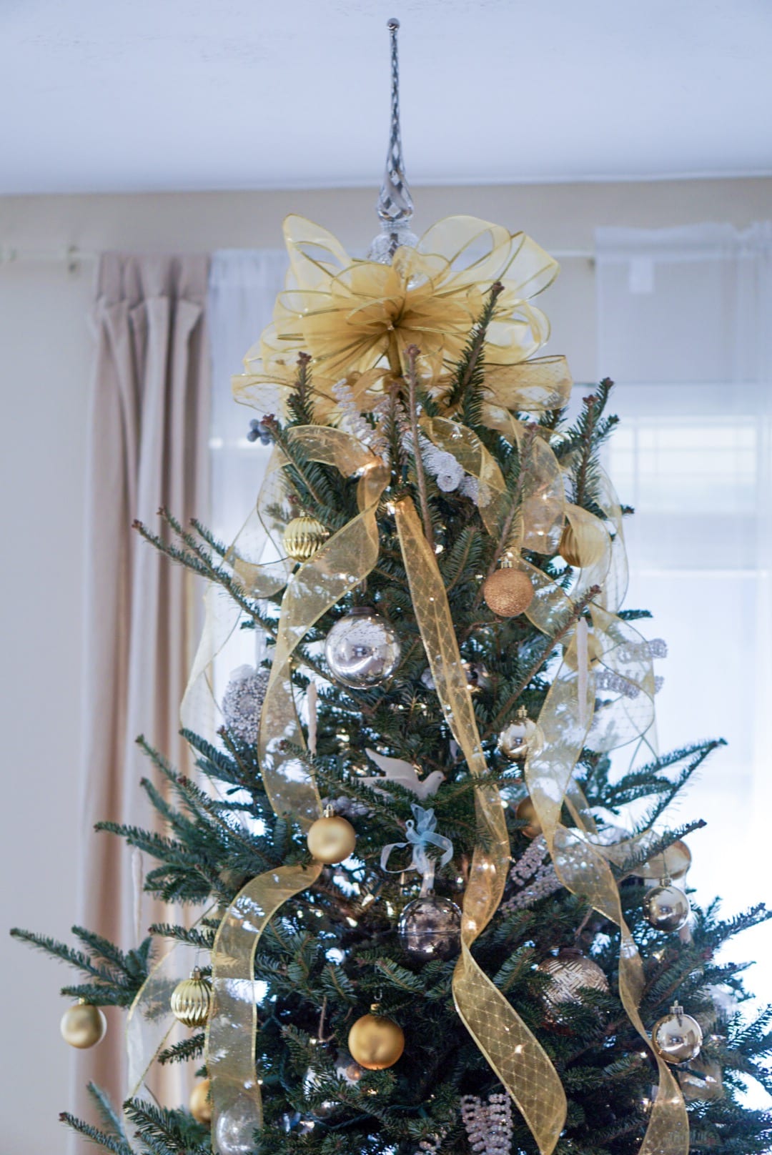 gift guide for the home, christmas decor, home holiday decor, Fraser fir tree, real christmas tree, Christmas tree decor, gold and silver christmas tree