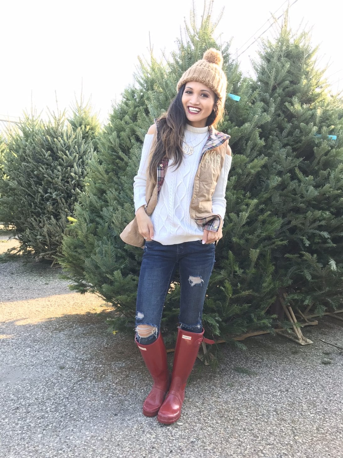 hunter boots, hunter boots outfit, holiday outfits, how to wear hunter boots, christmas outfits with hunter boots, gift guide for her, red hunter boots, hunter boots for the holidays