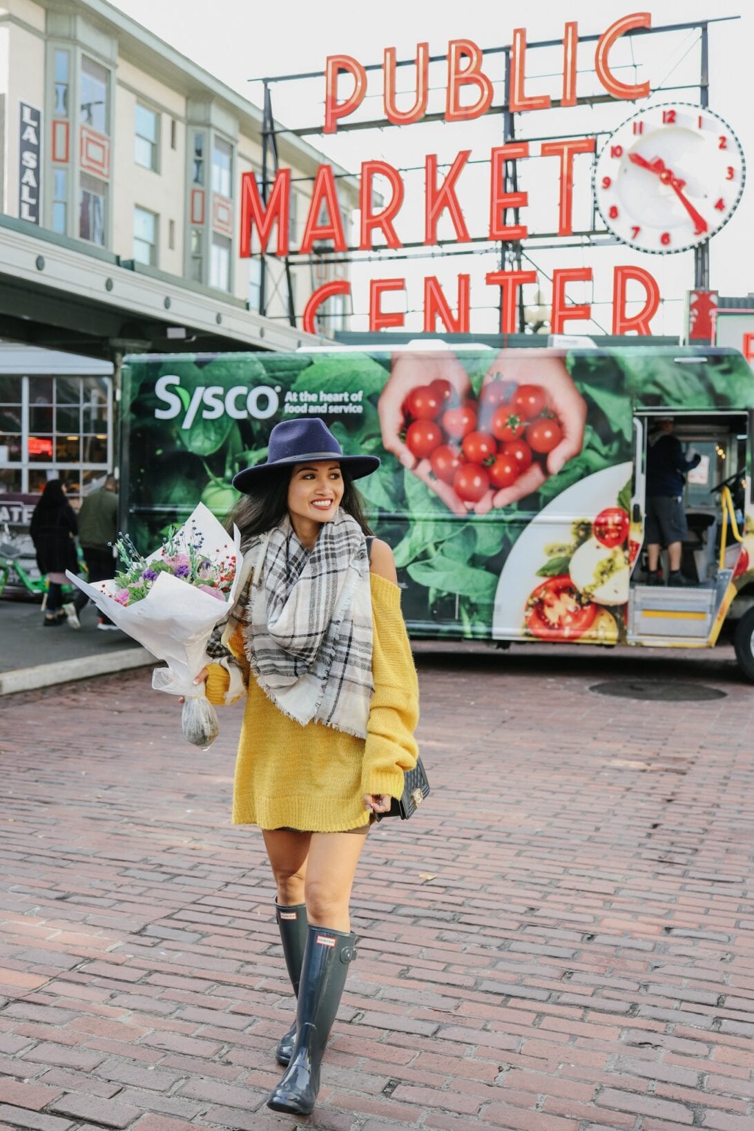 Seattle, Washington, Things to do in Washington, fall sweater dress, yellow sweater dress, hunter boots, grey hunter boots, plaid scarf, Pike Place flowers