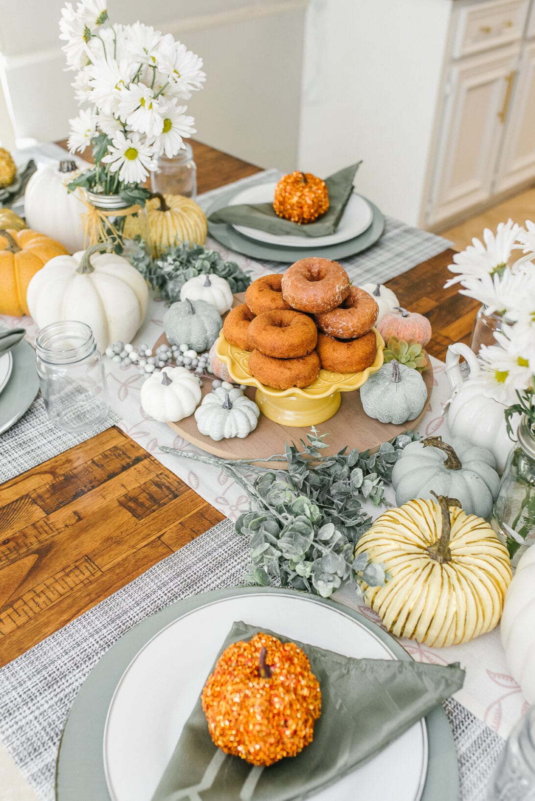 country table setting, donuts tray, fall tablescape 