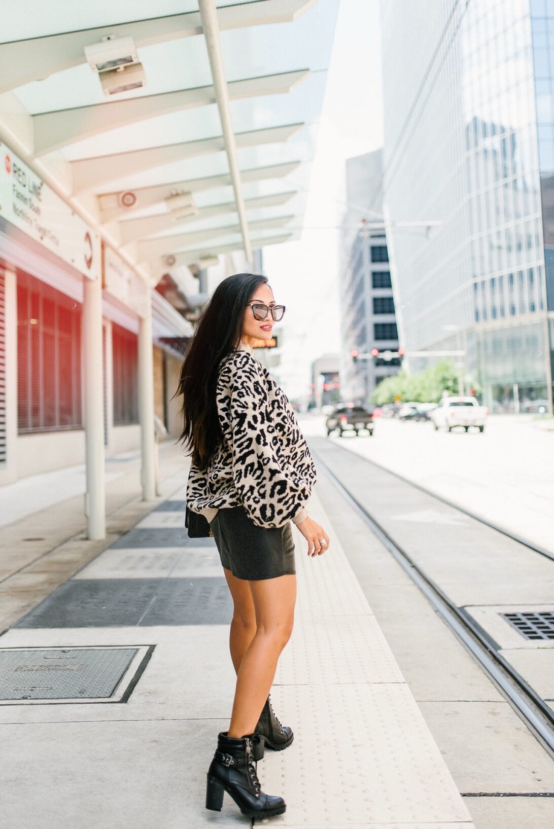 street style, fashion, leopard top, leather mini skirt, black skirt 
