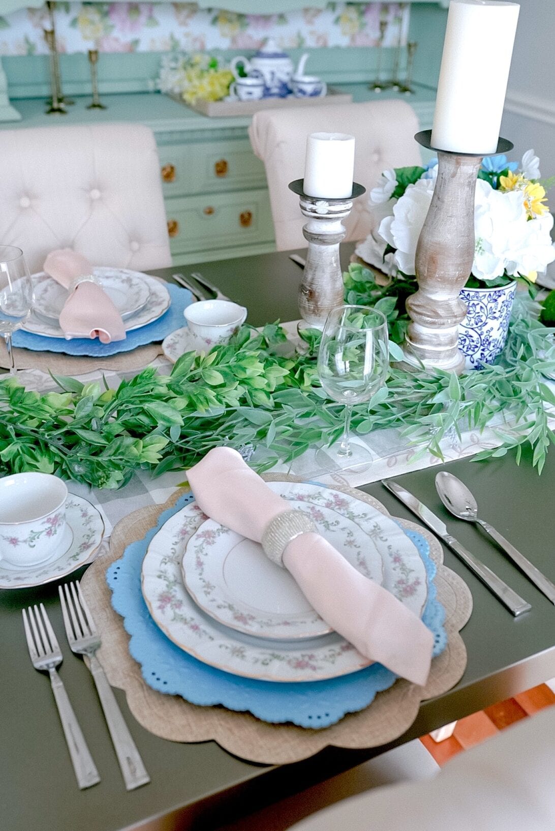 summer table setting, tablescape, green garland, blue chargers 