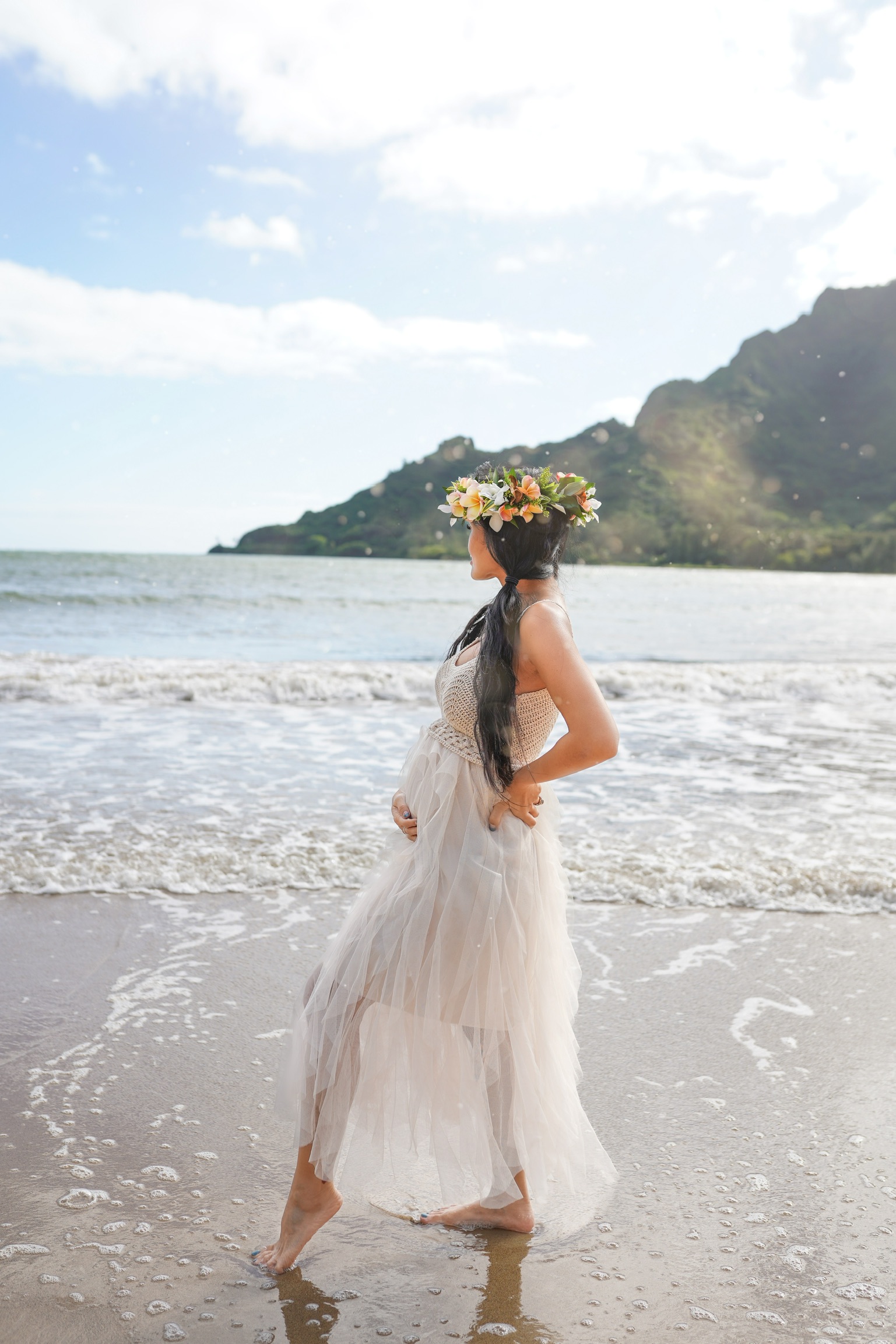 Kahana Bay Beach, Hawaii, haku lei, maternity style, maternity photoshoot 