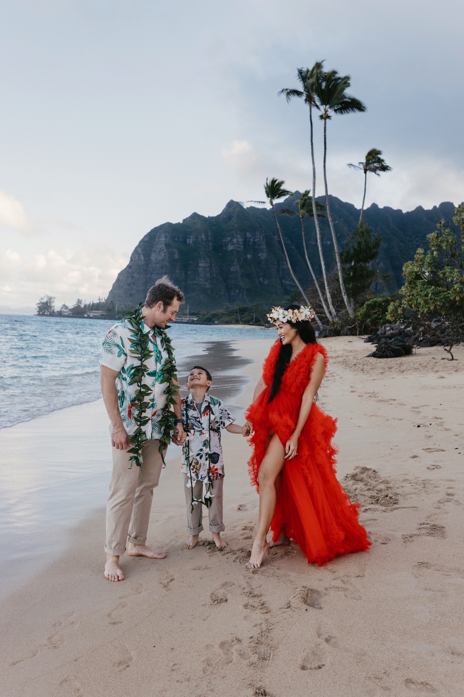 family beach photoshoot, Hawaii, Oahu, Maternity photoshoot