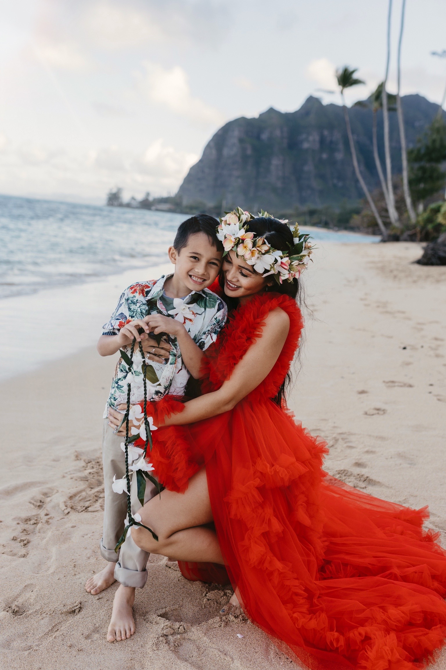 Hawaii family beach photoshoot, Oahu, family photography, travel photography, mommy and me 