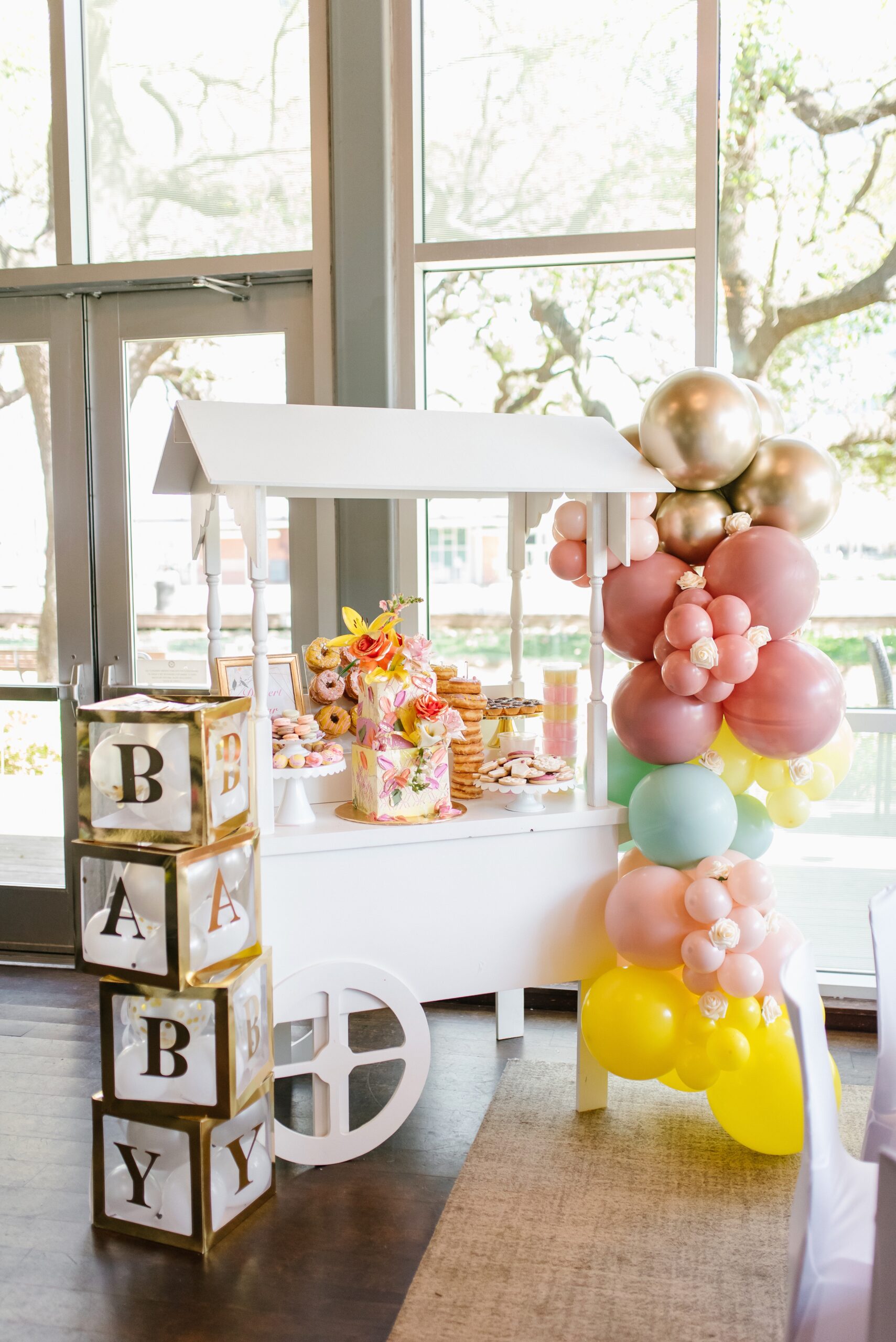 dessert cart, balloon garland, baby shower cake, baby box, baby shower decoration 