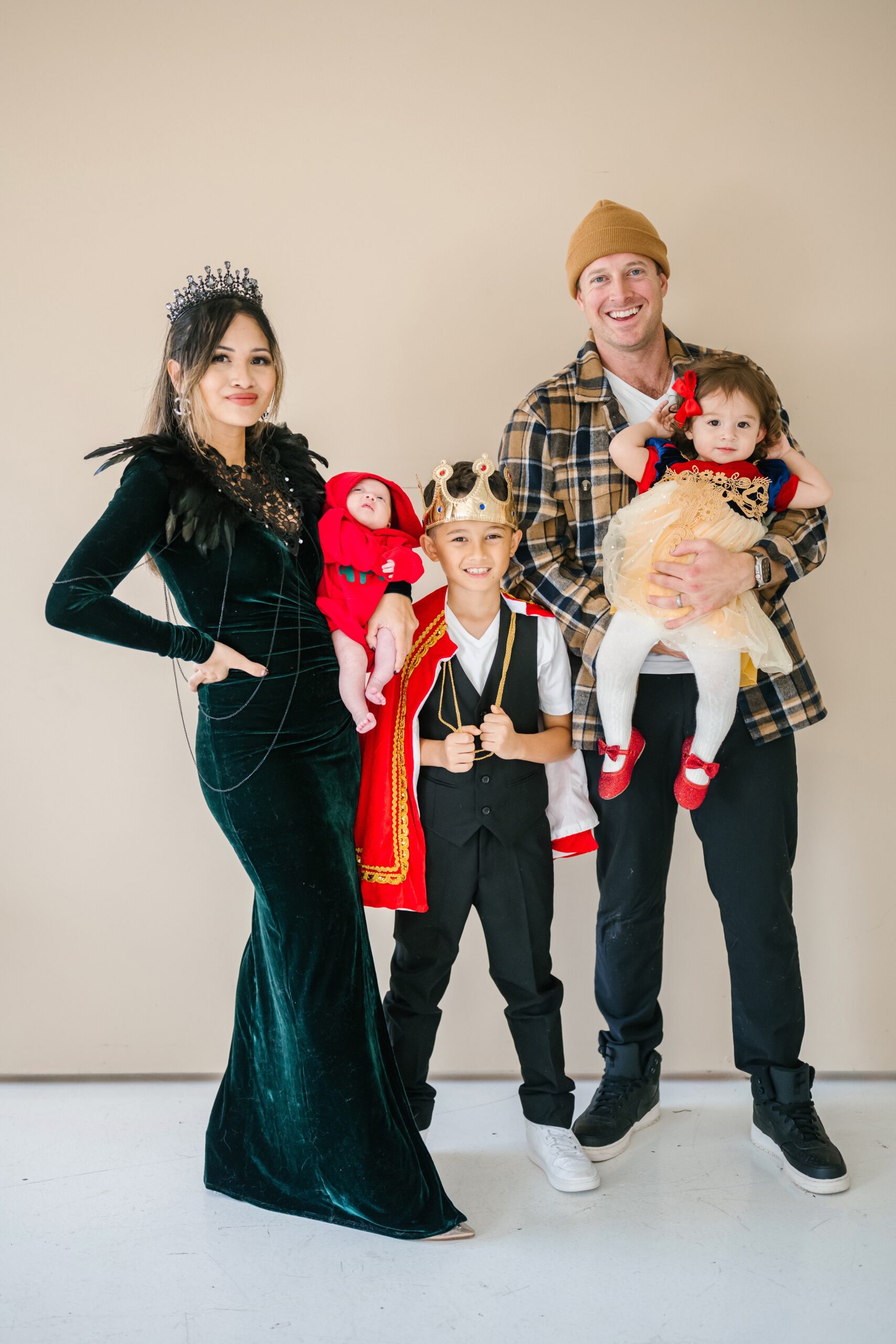 snow white family costumes, Halloween costumes, family halloween costumes 